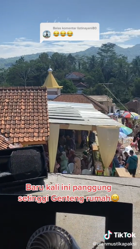Viral Panggung di Pesta Pernikahan Setinggi Atap Rumah