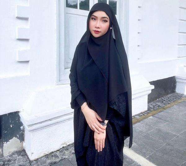 Kisah perjalanan hijrah Nur Elisa, gadis keturunan Suku Dayak.