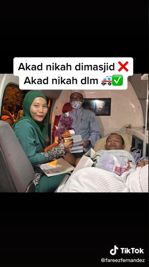 Kisah Haru Pengantin Akad Nikah di Ambulans