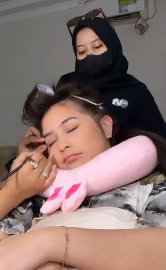 Prilly Latuconsina Dirias Sambil Tidur