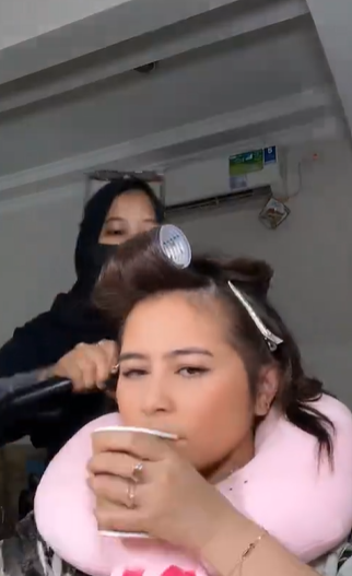 Prilly Latuconsina Dirias Sambil Tidur
