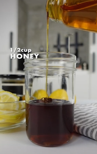 Menuangkan Madu