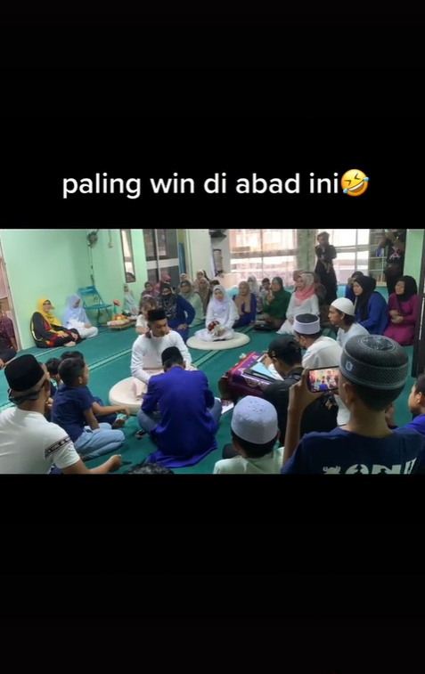 Bocah Ini Tiba-tiba Lompat ke Bahu Pengantin Pria Saat Ijab Kabul