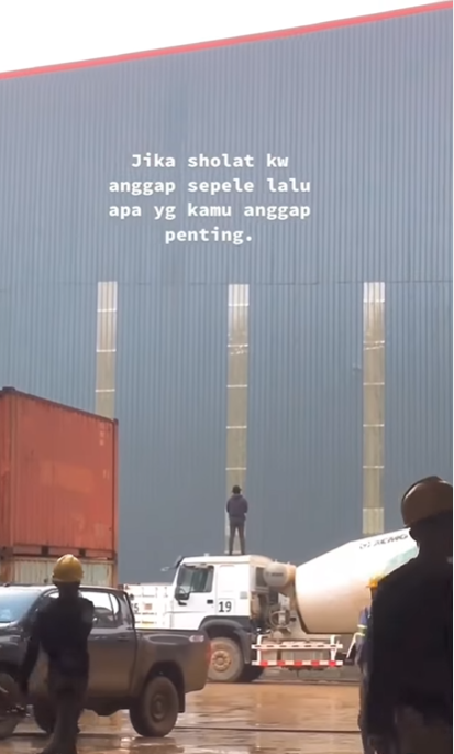 Momen Pekerja Tambang Sholat di Atas Truk karena Tak Ada Tempat Bersih