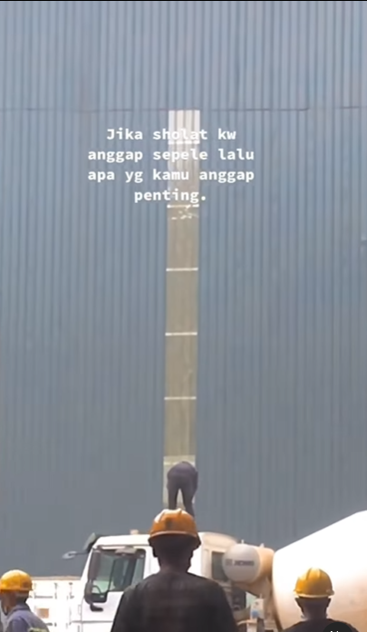 Momen Pekerja Tambang Sholat di Atas Truk karena Tak Ada Tempat Bersih