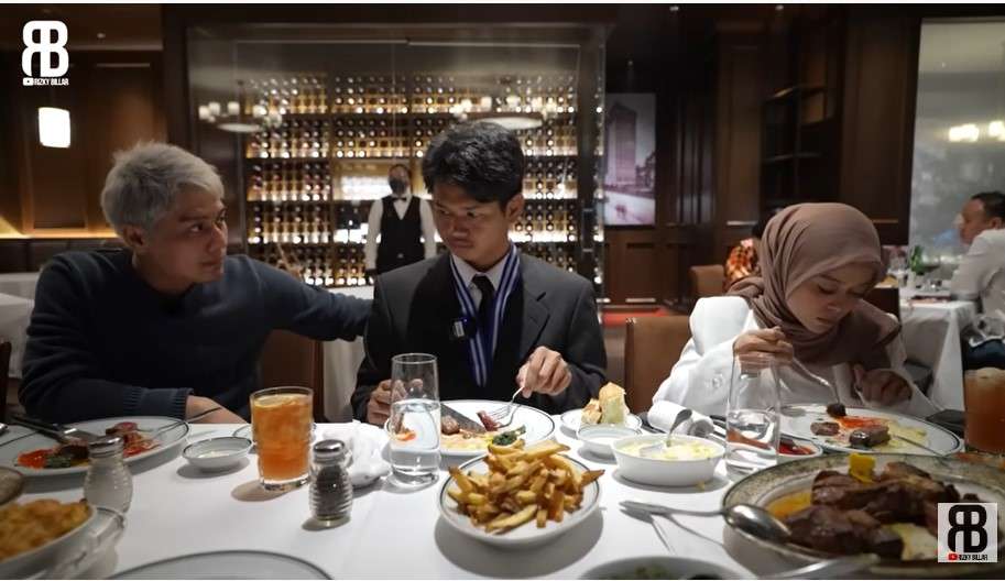 Rizky Billar dan lesti ajak Oji makan di restoran mewah Rizky Billar dan lesti ajak Oji makan di restoran mewah