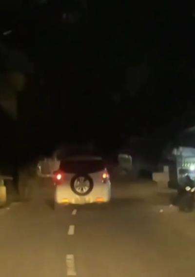 Viral sosok mirip kuntilanak nebeng di atap mobil.