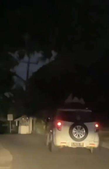 Viral sosok mirip kuntilanak nebeng di atap mobil.