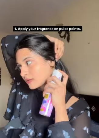 Menyemprotkan Parfum