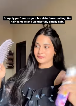 Menyemprotkan Parfum