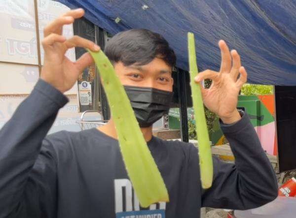 Mencoba jus lidah buaya sama kulit-kulitnya.