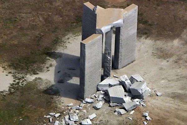 Penampakan Monumen Guidestones Georgia dari udara setelah meledak tiba-tiba.