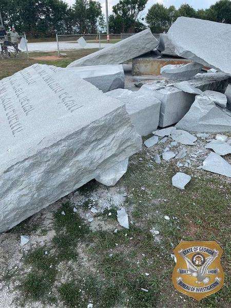 Penampakan Monumen Guidestones Georgia usai meledak tiba-tiba.