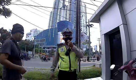 Sudah pakai motor bodong, polisi ketahuan tidak bawa STNK.