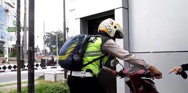 Sudah pakai motor bodong, polisi ketahuan tidak bawa STNK.