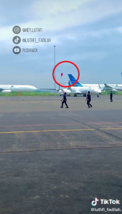 Balon Masha and the Bear Nyasar Sampai Bandara
