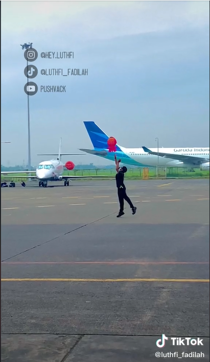 Balon Masha and the Bear Nyasar Sampai Bandara