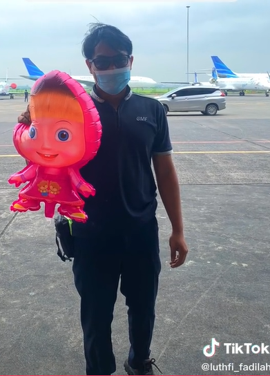 Balon Masha and the Bear Nyasar Sampai Bandara