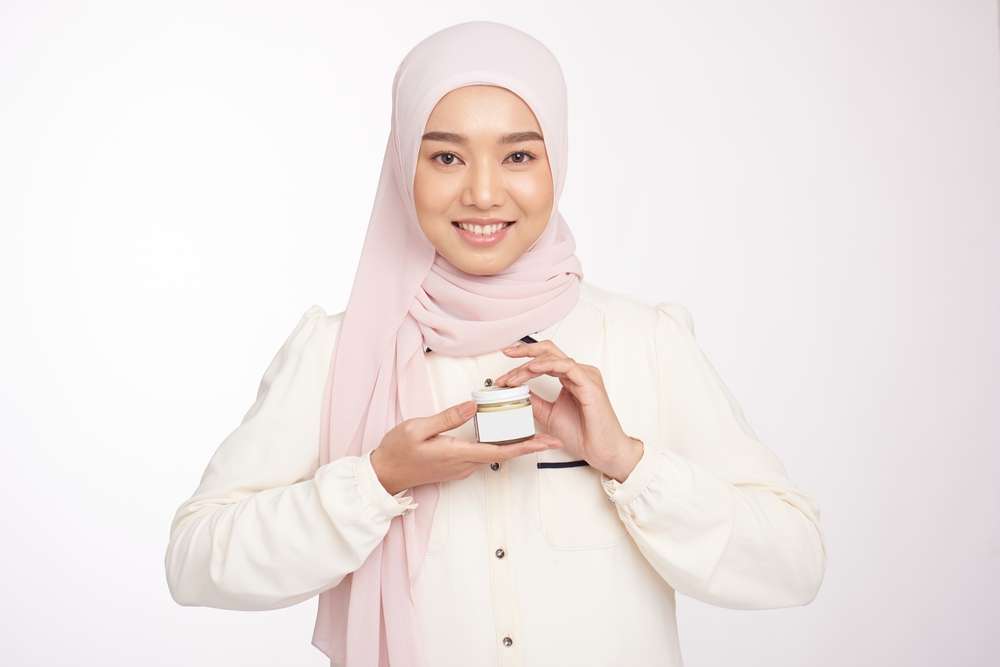 Menggunakan Krim Wajah