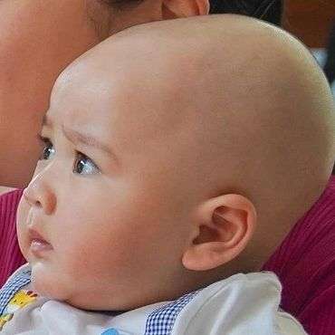 Baim Wong Menunjukkan Hasil Sunat Kiano ke Nagita