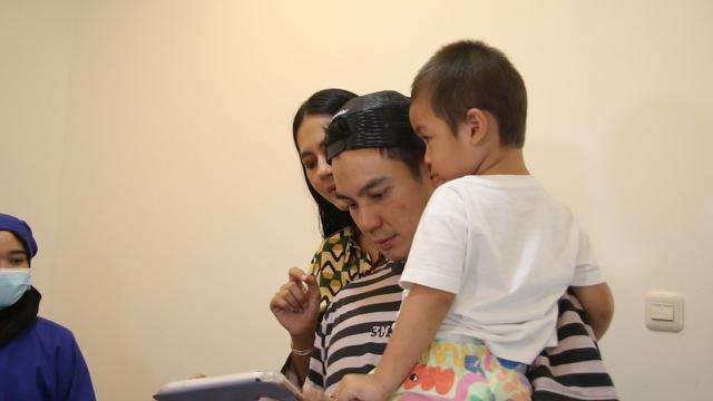Baim Wong Menunjukkan Hasil Sunat Kiano ke Nagita