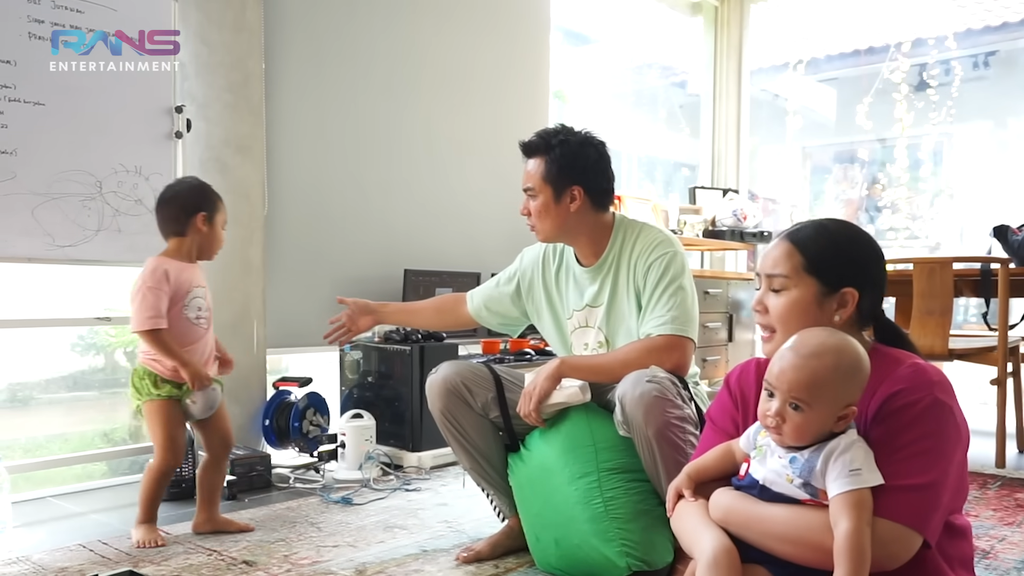 Baim Wong Menunjukkan Hasil Sunat Kiano ke Nagita