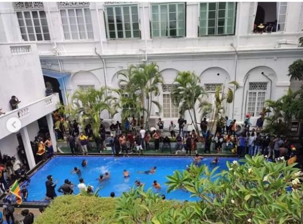Detik-detik Presiden Sri Lanka Kabur Naik Kapal Saat Ribuan Warga Kepung Istana Kepresidenan