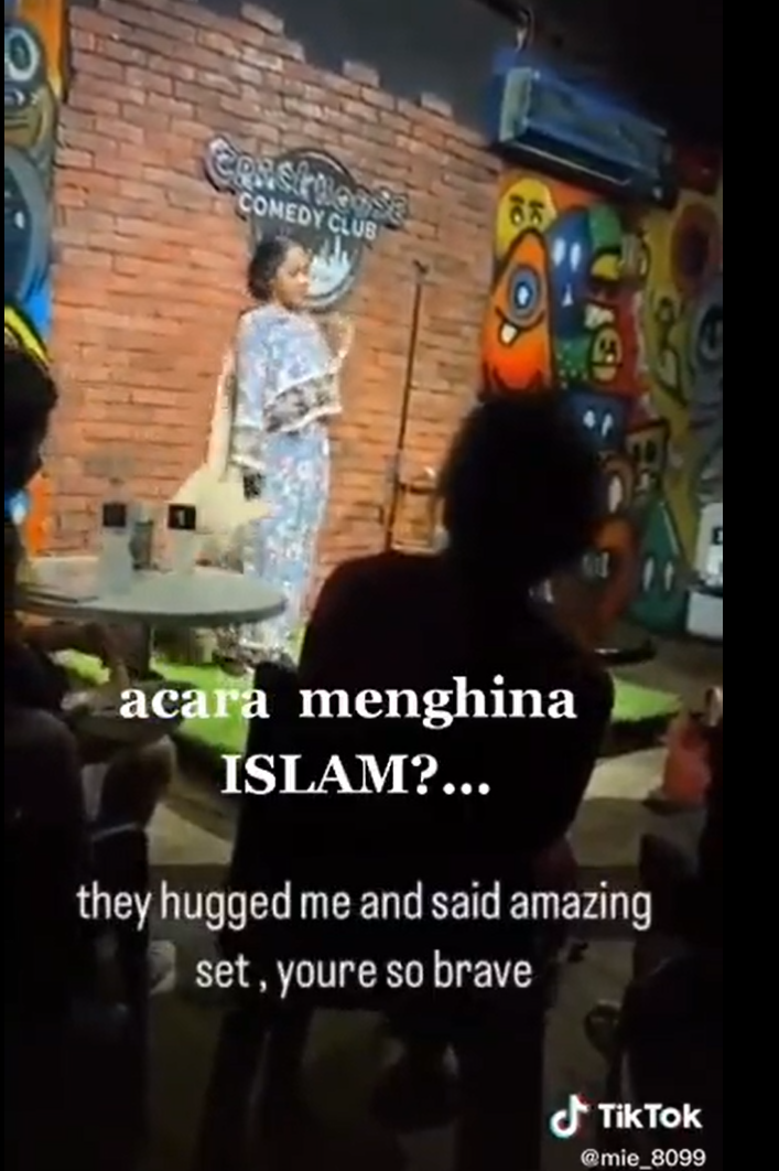 Heboh Komika Perempuan Dituding Hina Islam, Ganti Pakaian di Atas Panggung