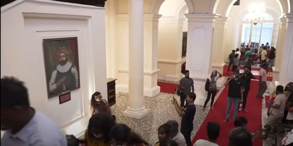 Warga memotret lukisan di Istana Presiden Sri Lanka (Foto: Youtube @Skynews)