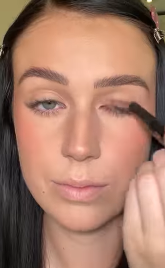 Menggunakan Eyeshadow Menggunakan Eyeshadow
