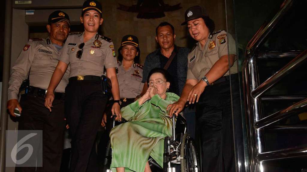 Kartini Muljadi di atas kursi roda