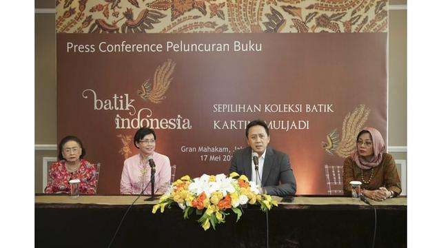 Kartini Mujladi (paling kiri) saat peluncuran buku batiknya