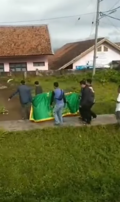 Momen Langka! Kurban, Pemakaman dan Pernikahan Terjadi Bersamaan di Tempat yang Sama
