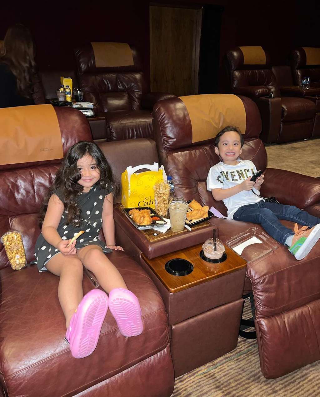 Xabiru bersama temannya nonton di Bioskop