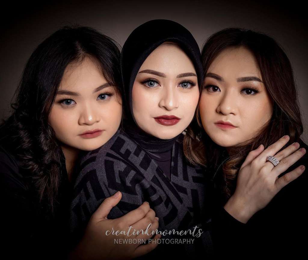 Nathalie bersama Nadya Holscher dan Tasya Holscher Nathalie bersama Nadya Holscher dan Tasya Holscher