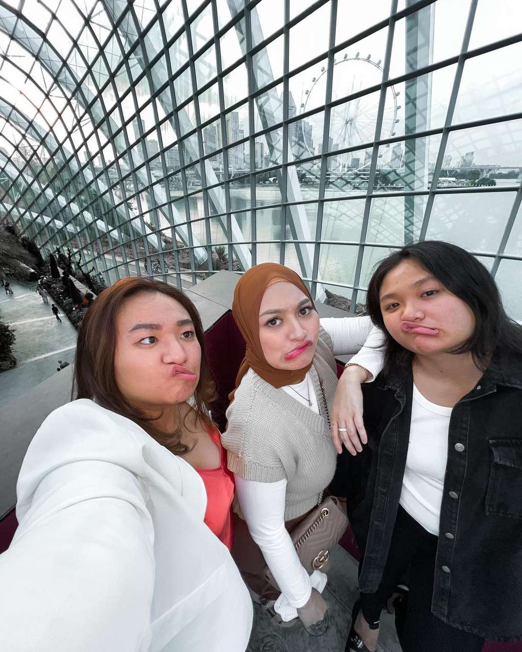 Nathalie bersama Nadya Holscher dan Tasya Holscher Nathalie bersama Nadya Holscher dan Tasya Holscher