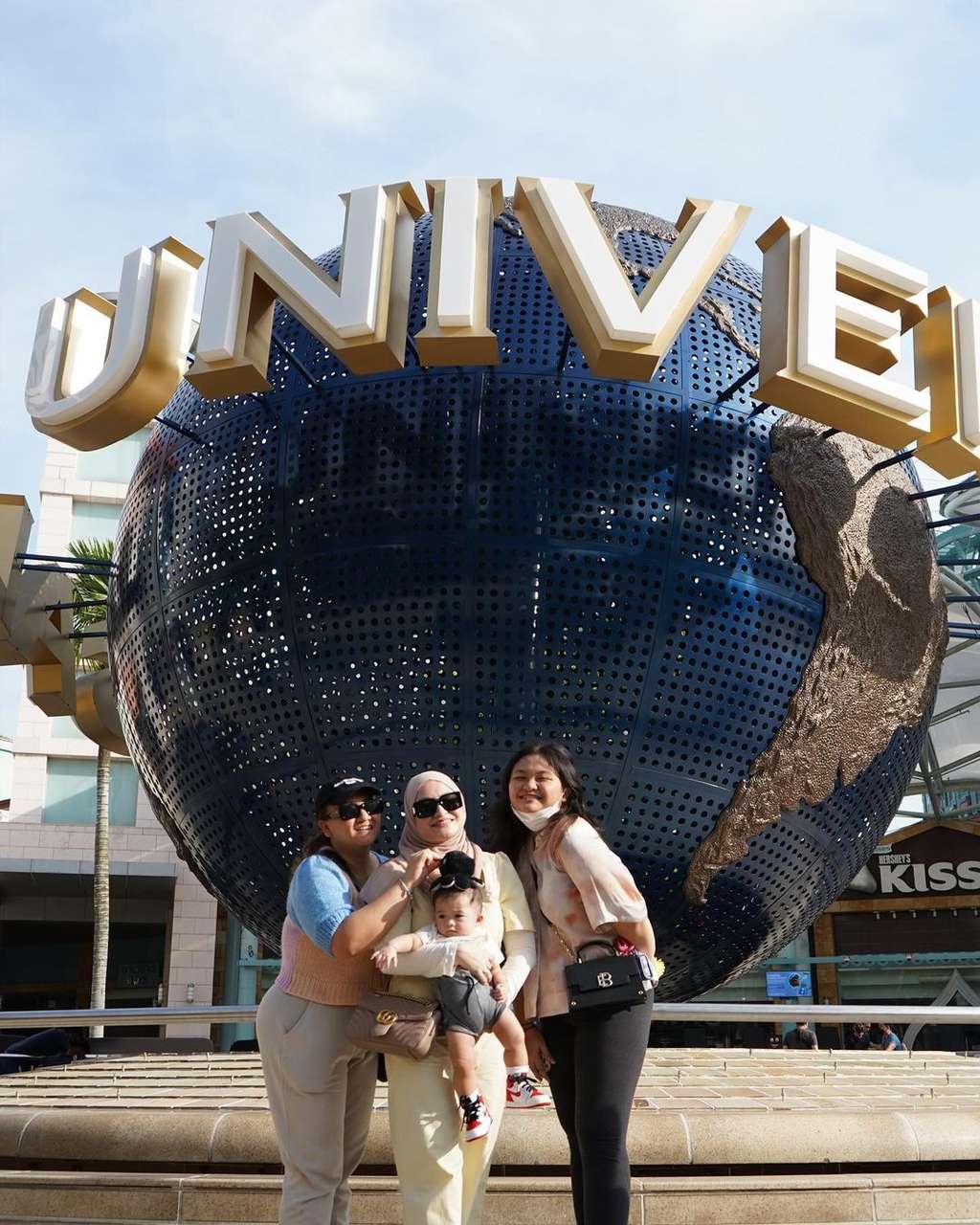Nathalie bersama Nadya Holscher dan Tasya Holscher Nathalie bersama Nadya Holscher dan Tasya Holscher