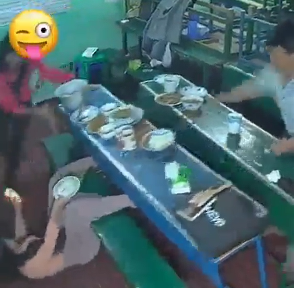 Sibuk Foto Sebelum Makan, Wanita Ini Malah Bernasib Apes