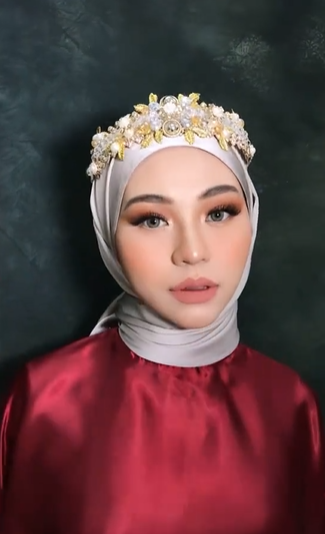 Gaya Makeup Adira Salahudi