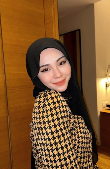 Gaya Makeup Adira Salahudi