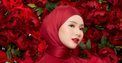 Gaya Makeup Adira Salahudi