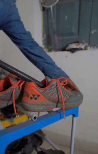 Seram, pawang temukan ular kobra raksasa sembunyi dalam sepatu.