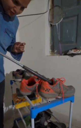 Seram, pawang temukan ular kobra raksasa sembunyi dalam sepatu.