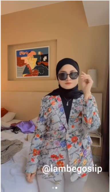 Wanita mirip Nathalie Wanita mirip Nathalie