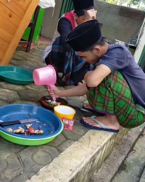 Fungsi nyeleneh gayung, warga +62 pasti paham.