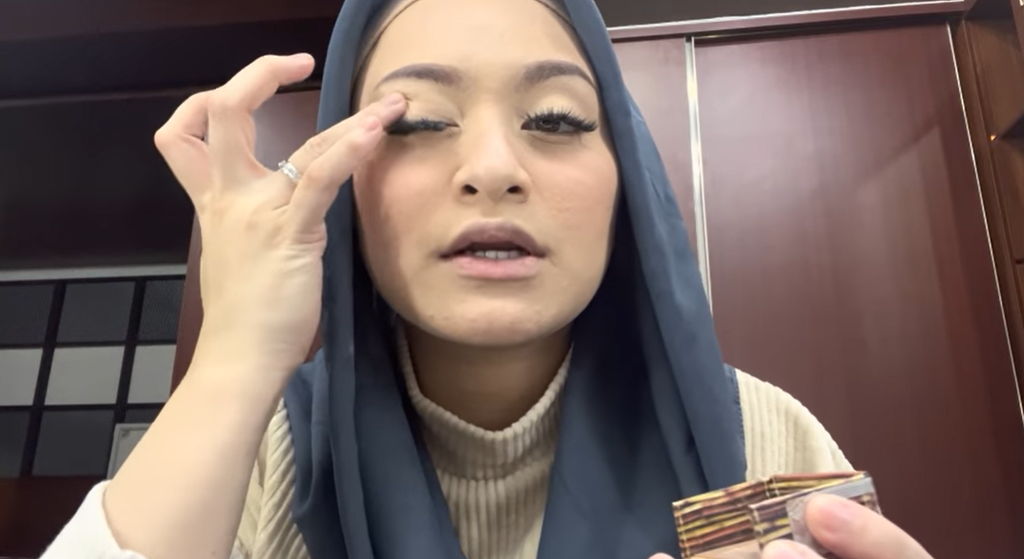 Memakai Kontur di Mata