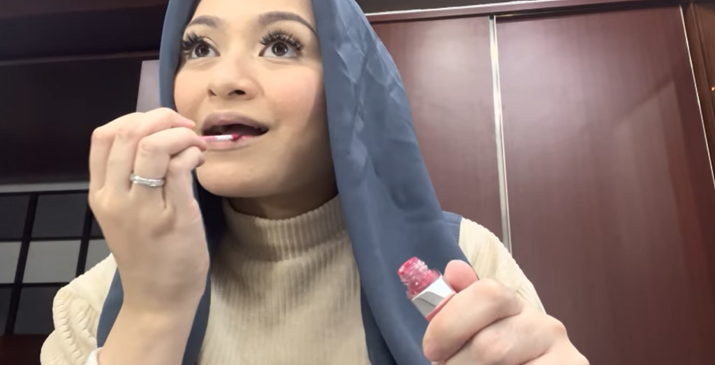 Memakai Lipstik