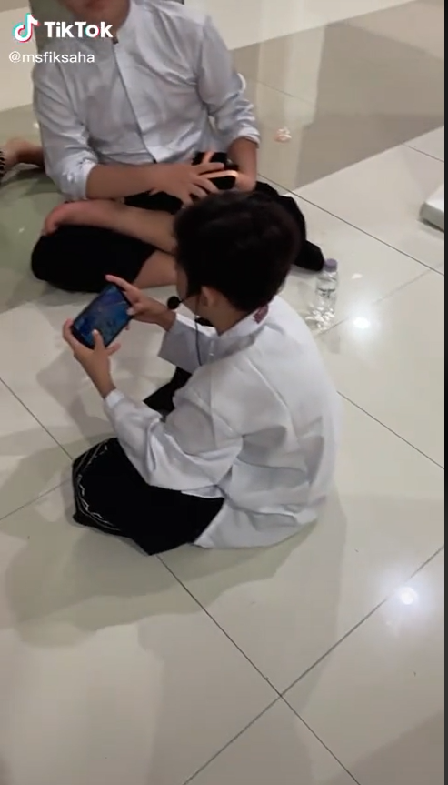 Ahli Multitasking, Viral Bocah Takbiran Sambil Main Game, Warganet Ikut Deg-degan