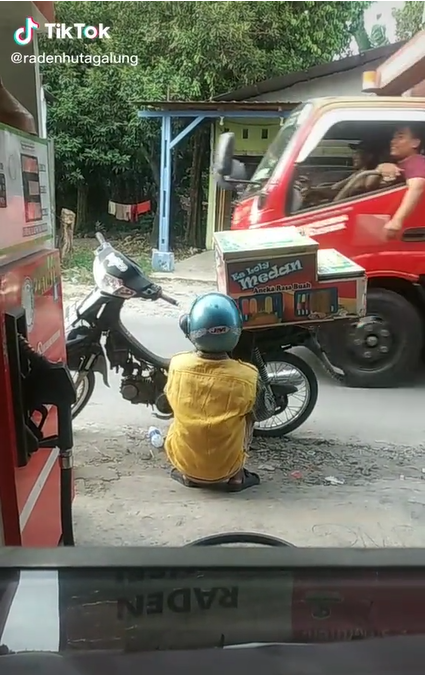 Viral Pedagang Es Loli Minta Dagangannya Ditukar dengan Bensin, Alasannya Bikin Haru