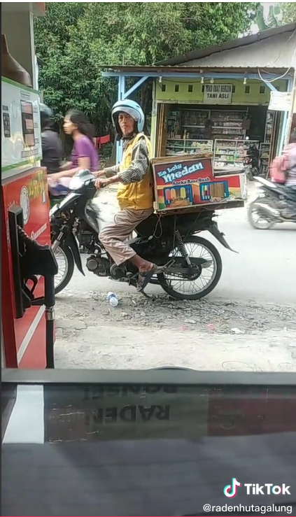 Viral Pedagang Es Loli Minta Dagangannya Ditukar dengan Bensin, Alasannya Bikin Haru